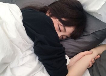 Salah Posisi Tidur Bikin Kulit Menua Lebih Cepat, Apa Iya?