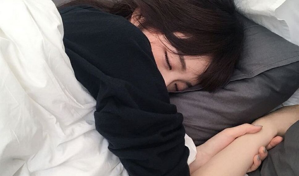 Salah Posisi Tidur Bikin Kulit Menua Lebih Cepat, Apa Iya?