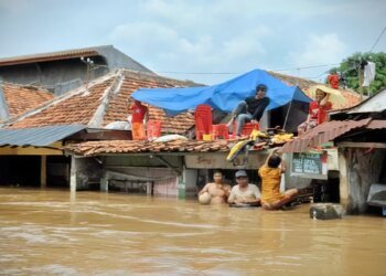Kepala BNPB RI Letjen TNI Suharyanto dan Dandim 0302/Inhu Tinjau Pengungsi Banjir Indragiri Hulu