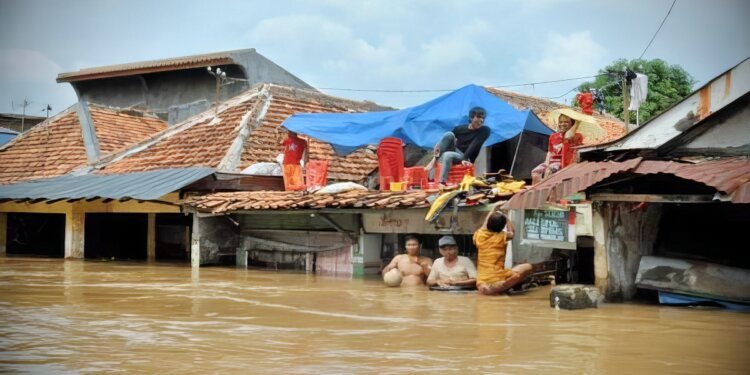 Kepala BNPB RI Letjen TNI Suharyanto dan Dandim 0302/Inhu Tinjau Pengungsi Banjir Indragiri Hulu - Featured