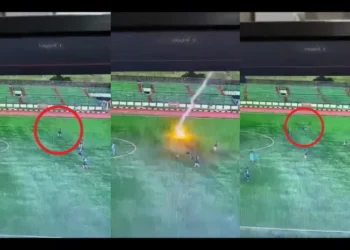 Seorang Pria Tersambar Petir di Tengah Stadion Siliwangi saat Bermain Bola