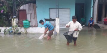 Dua Tanggul Jebol, Warga Tangkap Ikan Depan Rumah
