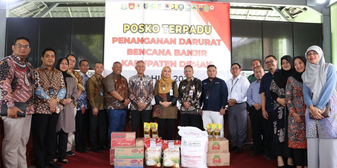 Bantuan Logistik Korban Banjir Dari OJK Jateng Diterima Simbolis Pemkab Demak