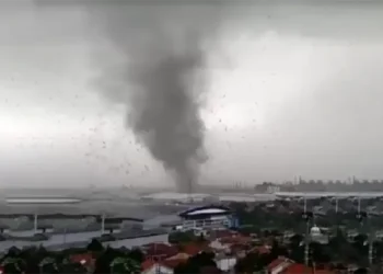 Angin puting beliung menerjang kawasan pemukiman di Rancaekek