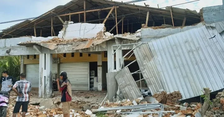 BNPB: 23 Kecamatan di Jatim Rusak Parah akibat Gempa Bawean