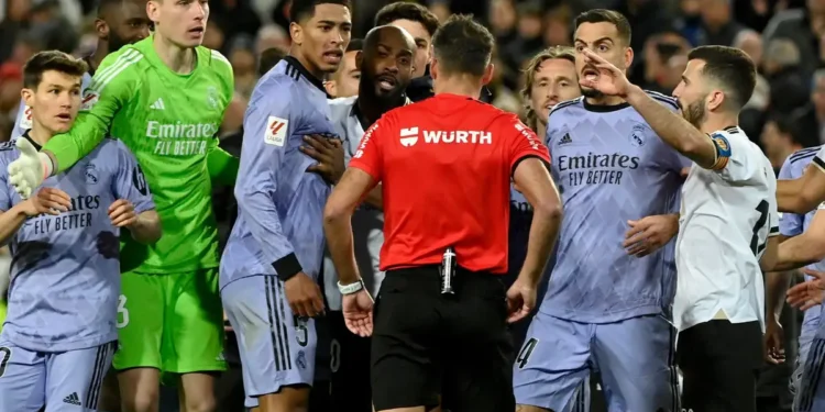 Wasit Membuat Sejarah saat Valencia menjamu Real Madrid - Utama
