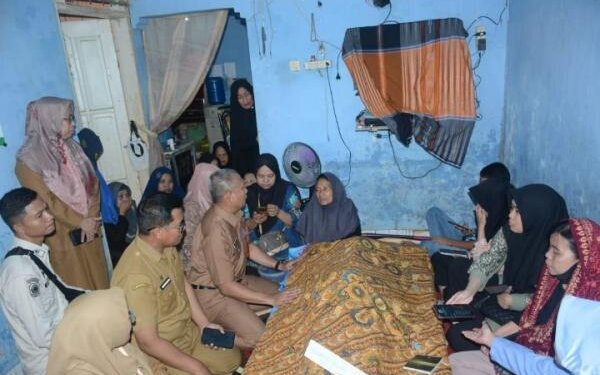 Kepala BKPSDM Wakili Wali Kota, Melayat PPPK Meninggal Dunia Sebelum Pelantikan Kepala BKPSDM Wakili Wali Kota, Melayat PPPK Meninggal Dunia Sebelum Pelantikan - Featured