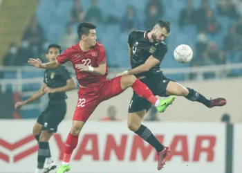 Duel udara antara penyerang Timnas Vietnam, Nguyen Tien Linh dengan bek Timnas Indonesia, Jordi Amat pada leg kedua semifinal Piala AFF 2022, Senin (9/1/2023) malam WIB. (Dok. AFF Mitsubishi Electric Cup 2022)