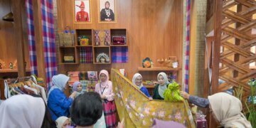 Dekranasda Makassar Pamerkan Hasil UMKM Unggulan di Inacraft 2024 - Utama