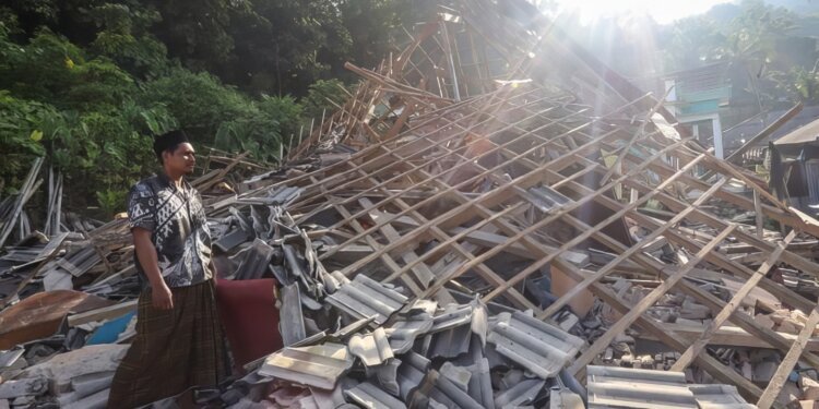 BNPB: 23 Kecamatan di Jatim Rusak Parah akibat Gempa Bawean - Featured