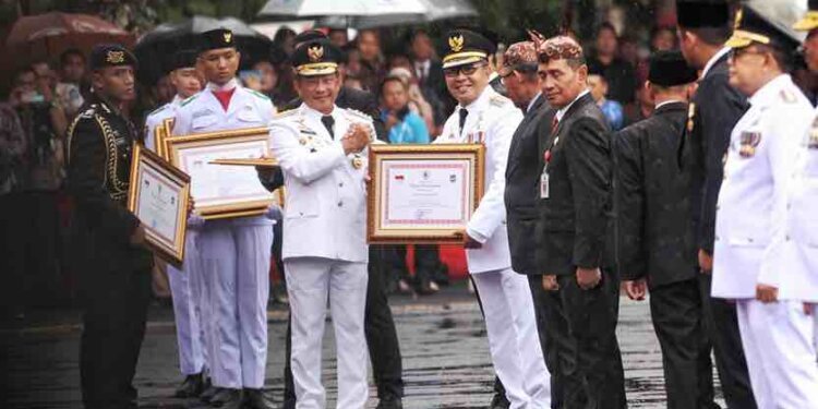 Danny Pomanto Terima Penghargaan di Puncak Peringatan Hari OTDA XXVII - Utama