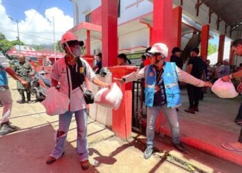 PLN serahkan bantuan Tanggung Jawab Sosial dan Lingkungan pascaerupsi Gunung Ruang