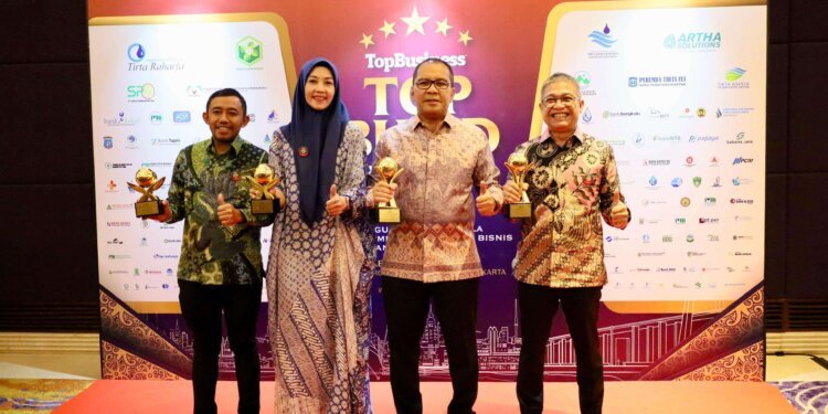 Pemkot Makassar Raih Lima Penghargaan Top BUMD 2024 - Featured