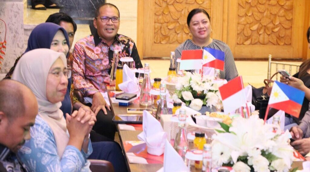 Walikota Makassar Jamu Komjen Filipina
