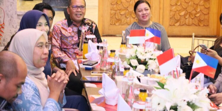 Walikota Makassar Jamu Konsulat Filipina dengan Kuliner Khas Makassar Walikota Makassar Jamu Konsulat Filipina dengan Kuliner Khas Makassar - Featured