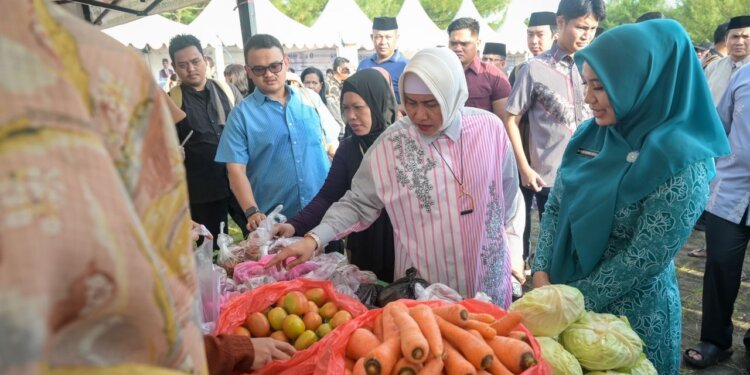 Indira Yusuf Ismail Dampingi Danny dan PJ Gubernur Sulsel Tinjau Gerakan Pangan Murah di Kawasan CPI - Utama