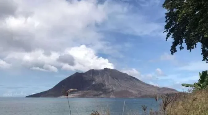 Meski Status Diturunkan, Udara di Sekitar Gunung Ruang Masih Mengandung Gas Belerang (SO2) Meski Status Diturunkan, Udara di Sekitar Gunung Ruang Masih Mengandung Gas Belerang (SO2) - Featured