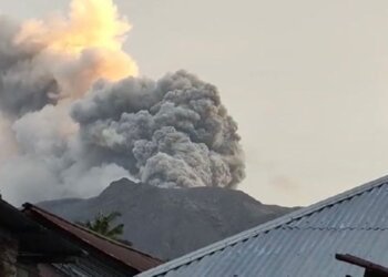 Gunung Ruang Erupsi Lagi Pagi Tadi, Kolom Abu Setinggi 5 Kilometer