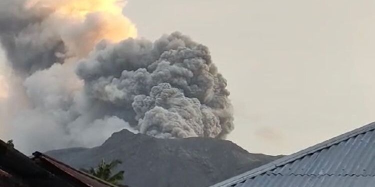 Gunung Ruang Erupsi Lagi Pagi Tadi, Kolom Abu Setinggi 5 Kilometer