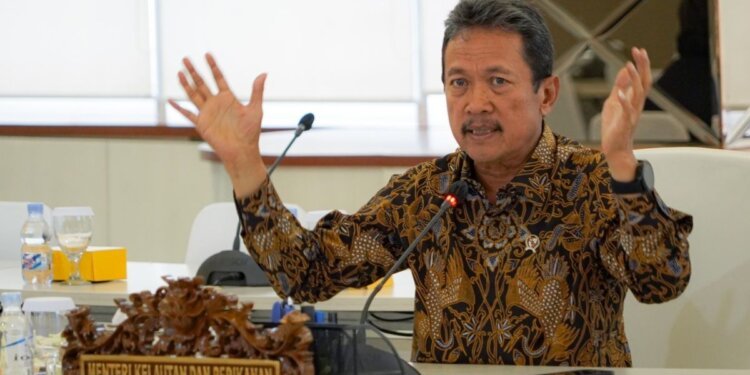 Susi Pudjiastuti Sedih, Menteri Kelautan dan Perikanan Kembali Izinkan Ekspor Benih Lobster - Featured