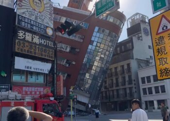 Sebuah bangunan runtuh akibat gempa yang melanda Hualien, Taiwan, 3 Maret 2024./Reuters/Taiwan National Fire Agency
