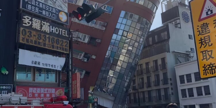 Gempa 7,5 dan 6,6 Taiwan membunyikan alarm tsunami di Jepang Sebuah bangunan runtuh akibat gempa yang melanda Hualien, Taiwan, 3 Maret 2024./Reuters/Taiwan National Fire Agency