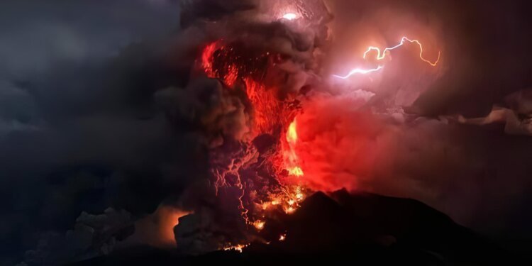 Gunung Ruang Meletus, 828 Warga Dievakuasi - Featured