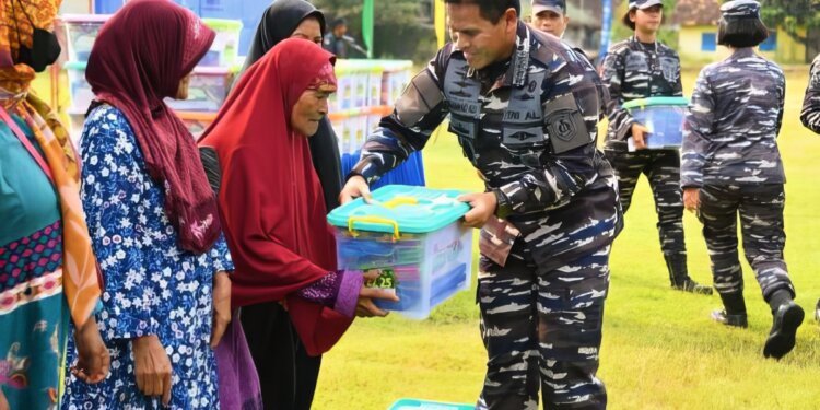 TNI AL Salurkan Bantuan Kemanusiaan Korban Gempa di Jawa Timur - Utama