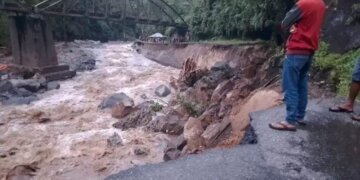 Tengah Malam Tadi Banjir Lahar Dingin Terjang Tanah Datar Sumbar