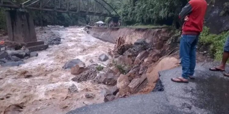 Tengah Malam Tadi Banjir Lahar Dingin Terjang Tanah Datar Sumbar - Featured