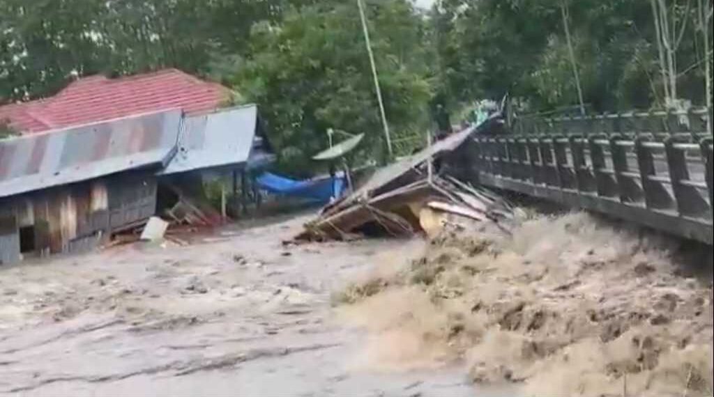 banjir-soppeng-rumah-hanyut