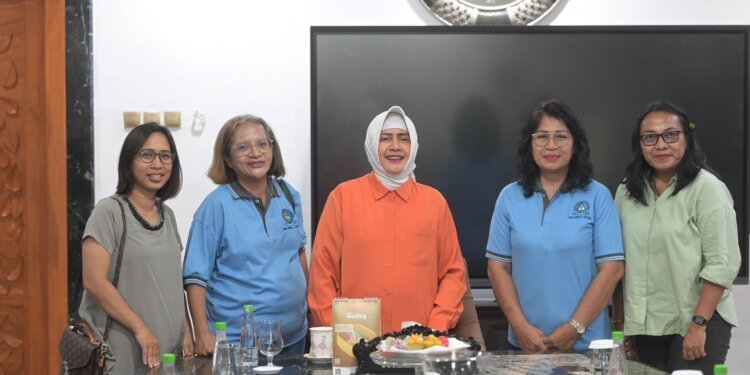 Indira Yusuf Ismail Apresiasi Rencana PWKI Bersih-bersih Kawasan Dermaga Kayu Bangkoa - Featured