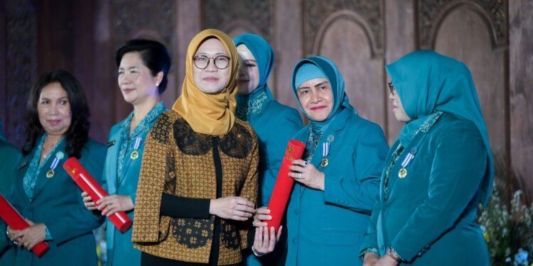 Berkomitmen Dalam Pemberdayaan Keluarga, Indira Yusuf Ismail Dapat Penghargaan Dari BKKBN - Utama Berkomitmen Dalam Pemberdayaan Keluarga, Indira Yusuf Ismail Dapat Penghargaan Dari BKKBN - Utama