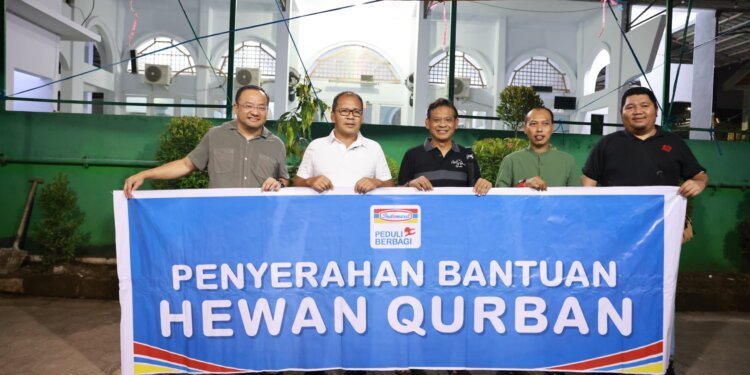 Indomaret Makassar Serahkan Sapi Kurban pada Pemkot Makassar