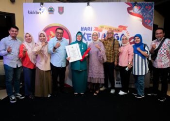 Dedikasi Tinggi dalam Program Pengendalian Penduduk Hantar Indira Yusuf Ismail Raih Manggala Karya Kencana