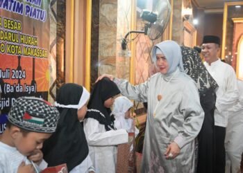 Ketua TP PKK Kota Makassar Ikuti Tradisi Sapu-Sapu Ulu di Hari Asyura