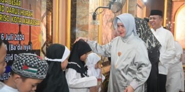 Ketua TP PKK Kota Makassar Ikuti Tradisi Sapu-Sapu Ulu di Hari Asyura