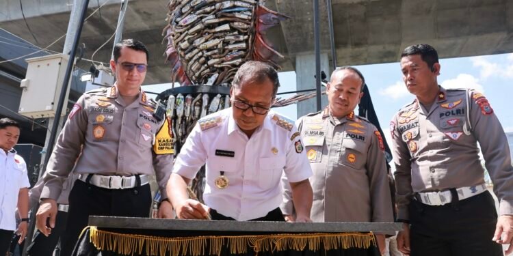 Danny Pomanto Resmikan Tugu Ikan Knalpot Brong di Fly Over