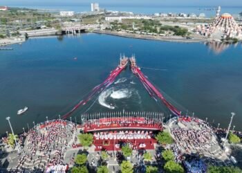 7.900 Meter Merah Putih Membentang di Laut Makassar: Simbol Persatuan HUT ke-79 RI