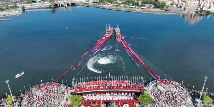 7.900 Meter Merah Putih Membentang di Laut Makassar: Simbol Persatuan HUT ke-79 RI - Featured