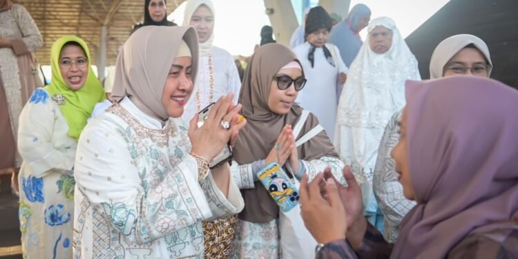 Indira Yusuf Ismail Shalat Id di Lapangan Karebosi bersama Keluarga dan Ribuan Warga Makassar - Featured