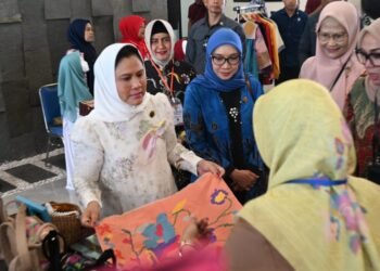 Ketua TP PKK Makassar Promosikan Produk UMKM Unggulan di Hadapan Ibu Negara dan Ibu Wapres