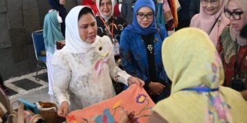 Ketua TP PKK Makassar Promosikan Produk UMKM Unggulan di Hadapan Ibu Negara dan Ibu Wapres