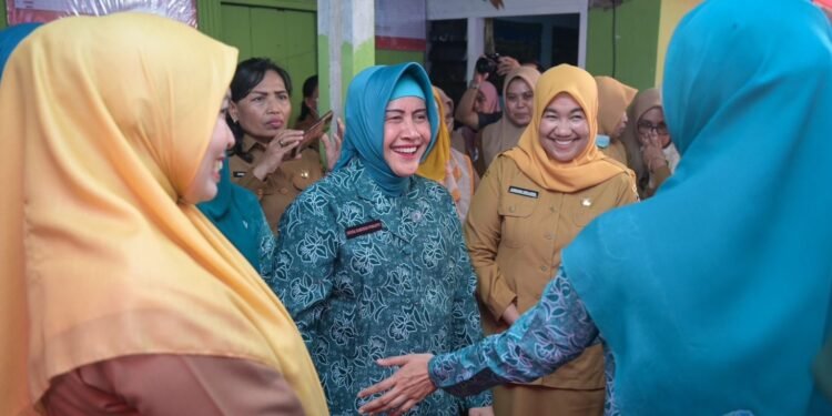 Indira Yusuf Ismail Dampingi Pj Ketua TP PKK Provinsi Sulsel Tinjau Posyandu untuk Intervensi Stunting - Featured