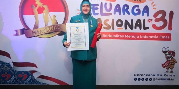 Indira Yusuf Ismail Raih Penghargaan Manggala Karya Kencana BKKBN - Featured