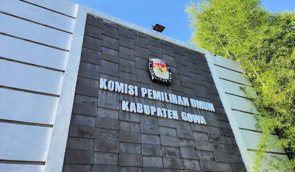Pemuda Gowa Tuntut Integritas KPU dalam Pilkada, Serahkan Plakat dan Simbol Integritas