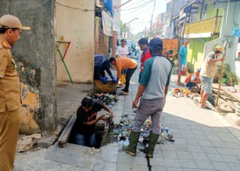 Cegah Banjir dan Penularan Penyakit, Sekcam Mariso Pimpin Bersih – bersih Drainase di Flamboyan