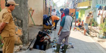Cegah Banjir dan Penularan Penyakit, Sekcam Mariso Pimpin Bersih – bersih Drainase di Flamboyan
