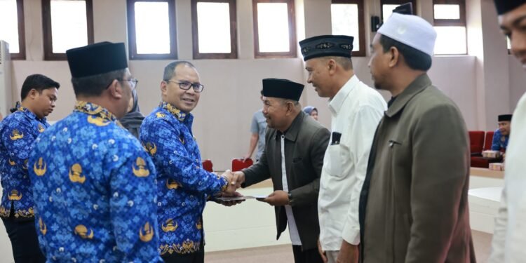 50 Imam Kelurahan Terima SK dari Wali Kota Makassar: Meningkatkan Kualitas Keimanan Umat - Featured