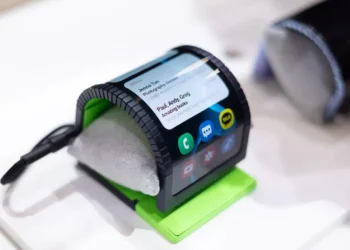 Repiw Com Wearable Tech Samsung Rollable Wearable Oled Display Concept E1726881477781.webp.webp